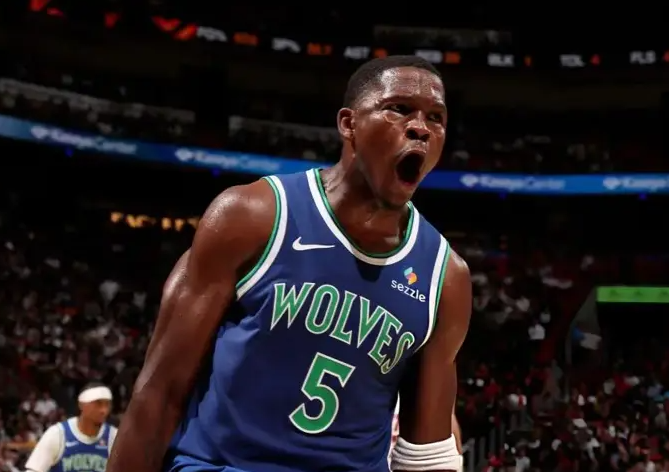 NBA：爱德华兹45分创纪录，森林狼131-106大胜热火，字母哥首秀空砍35分