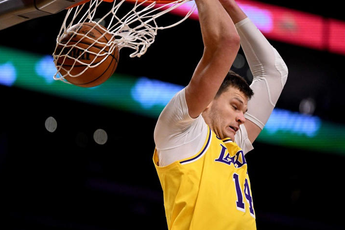 NBA：凯斯勒12中12创队史神迹，湖人127-105大胜勇士取开门红