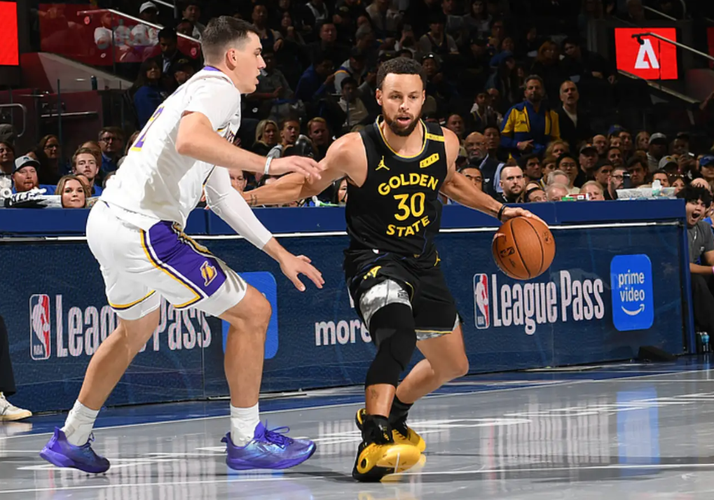 NBA杯：勇士25分大逆转湖人，库里31分末节18-0击溃对手